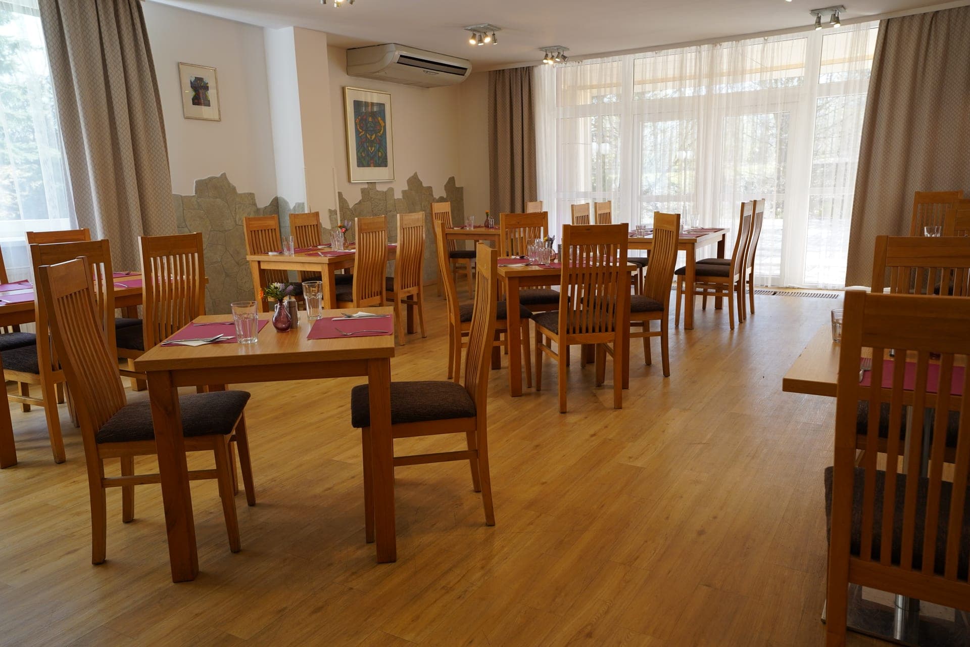Prostřené stoly v restauraci Observatoř